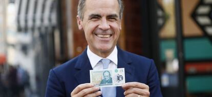 El gobernador del Banco de Inglaterra, Mark Carney, presentando el nuevo billete de cinco libras.