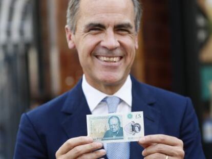 El gobernador del Banco de Inglaterra, Mark Carney, presentando el nuevo billete de cinco libras.