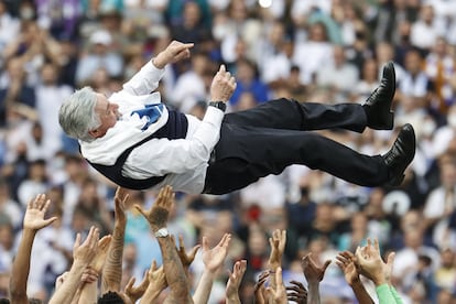 El italiano Carlo Ancelotti ha hecho historia este sábado al convertirse en el primer entrenador que gana las cinco grandes Ligas Europeas -Italia, Inglaterra, Francia, Alemania y España-, completando así un palmarés con 22 títulos en los 27 años que lleva ejerciendo como primer entrenador. En la imagen, los jugadores del Real Madrid mantean al entrenador, Carlo Ancelotti.