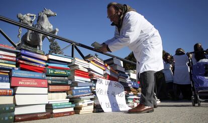 3 de diciembre de 2012. Médicos de la sanidad púbica madrileña de la AFEM (Asociación de Facultativos Especialistas de Madrid ) levantan un "muro del saber" ante el monumento a "Los portadores de la antorcha" frente a las Facultades de Medicina, Farmacia y Odontología de la Universidad Complutense de Madrid, una acción de protesta contra las medidas de recorte en la sanidad pública y la privatización de servicios. 