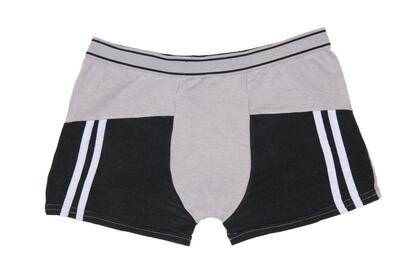 <p>¿Calzoncillos abiertos (los de pernera ancha), <em>boxers</em> o <em>slips</em>? Optar por unos o por otros suele ser una cuestión de comodidad: hay quien prefiere ir más holgado y quien prefiere estar más recogido. Aunque también están los que prefieren los abiertos porque han escuchado que cuanto más ajustada sea la ropa interior, peor para la fertilidad. <a href="https://academic.oup.com/humrep/article/33/9/1749/5066758" rel="nofollow" target="_blank">Un reciente estudio de la Universidad de Oxford</a> les ha dado la razón: <strong>los hombres que optan por calzoncillos anchos tienen un 17% más de espermatozoides que los que usan 'slips'</strong>.</p> <p class="xmsonormal">"Si los calzoncillos son muy ajustados, los testículos están enganchados al cuerpo y su temperatura aumenta", afirma Ferran García, presidente de la <a href="http://www.asesa.org/" rel="nofollow" target="_blank">Asociación Española de Andrología, Medicina Sexual y Reproductiva (Asesa)</a>. <strong>El calor es, de hecho, "un factor clave y una de las primeras causas de infertilidad"</strong>, indica Natalio Cruz, director médico de <a href="http://www.andromedi.com/">la clínica Andromedi</a> de Urología. Los testículos están anatómicamente separados del resto del cuerpo con el objetivo de mantener una temperatura unos dos grados menor que en el resto, explica. Lo contrario impide una creación correcta de espermatozoides.</p>