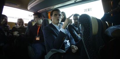 Albert Rivera vuelve de Toledo a Madrid, ayer, en su autobús electoral.