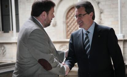 El presidente Artur Mas al recibir al presidente de ERC, Oriol Junqueras, esta mañana en el Palau de la Generalitat en Barcelona,