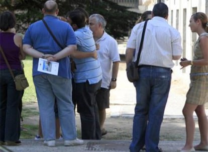 Familiares de la mujer asesinada ayer por su marido.