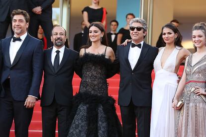 Parte del elenco y el director del filme posan en el festival de Cannes.