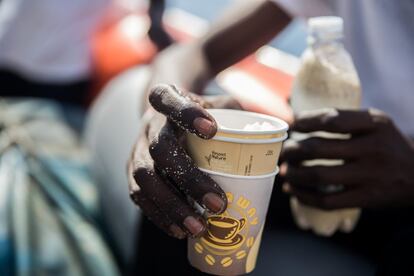 Uno de los migrantes rescatados con la comida que Médicos Sin Fronteras reparte de forma racionada a bordo del 'Aquarius', el 11 de junio de 2018.