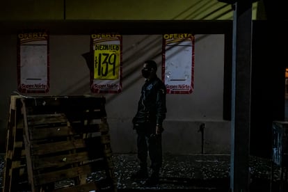 Un policía hace guardia en una calle de Caborca (Sonora) durante el toque de queda. 