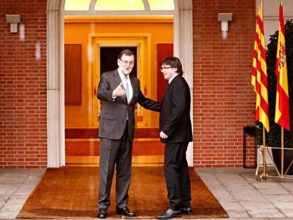 Rajoy i Puigdemont, la setmana passada, a l'entrada de la Moncloa.