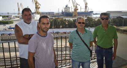 Trabajadores de la construcción naval, frente a la planta gaditana de Navantia.