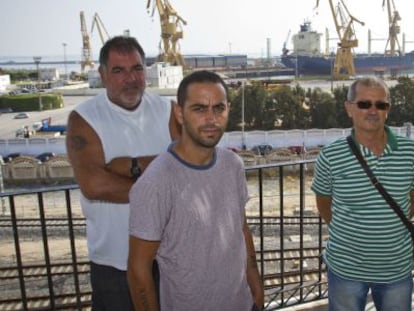 Trabajadores de la construcción naval, frente a la planta gaditana de Navantia.