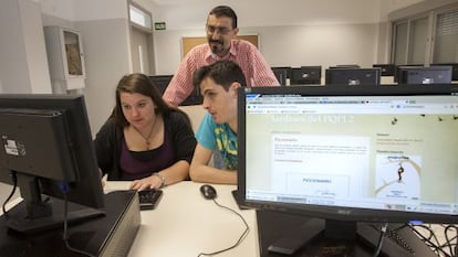 El profesor Toni Solano con sus alumnos en el instituto Bovalar. 