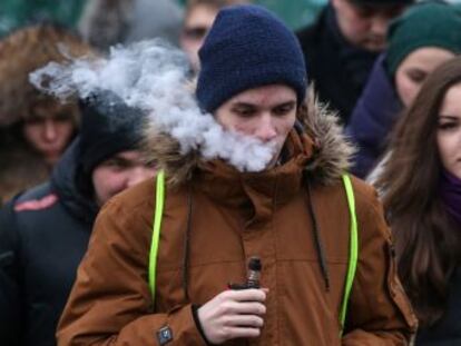 Los adolescentes no perciben un elevado riesgo en el vapeo, pero los médicos advierten del riesgo de caer en el tabaco tradicional