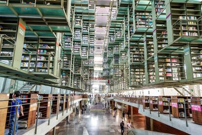 La Biblioteca Vasconcelos, diseñada por el arquitecto mexicano Alberto Kalach en la zona norte de Ciudad de México e inaugurada en 2006, es uno de los 10 recintos bibliotecarios modernos más reconocidos del mundo, y uno de los más visitados de América Latina. Amplitud, luminosidad y más de 600.000 obras (libros, CD y DVD, revistas y periódicos) ordenadas en estantes colgantes, entre techos y paredes de cristal. Todo en mitad de un jardín botánico de 26.000 metros cuadrados con casi 60.000 plantas de 168 especies del país. Desde el vestíbulo principal 8en la foto) saluda su icono, Mátrix Móvil, la estructura ósea de una enorme ballena gris (al fondo, abajo) transformada en obra de arte por el artista plástico Gabriel Orozco. bibliotecavasconcelos.gob.mx