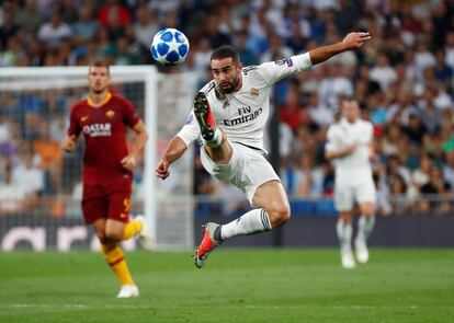 El jugador del Real Madrid Dani Carvajal trata de controlar el balón en una acción del partido.