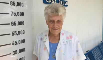 Zita Telkamp, directora de la Posada Providencia, posa en el exterior del edificio que alberga su oficina y el comedor del albergue