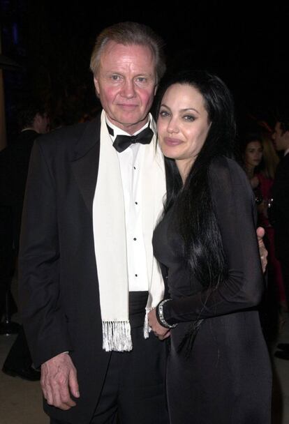 Angelina Jolie y su padre, el actor Jon Voight, estuvieron unos 10 años alejados luego de que el progenitor de la actriz asegurara a 'Hollywood Access' que él creía que su hija necesitaba ayuda pues tenía “serios problemas de salud mental”. A la estrella de Hollywood no le cayó nada en gracia que su padre estuviera revelando sus trapos sucios en público. </p> <br> <p> Justo fue por la misma época cuando ella comenzó el proceso de adopción de Maddox y los comentarios de su padre entorpecieron el proceso, aunque al final y después de muchas trabas pudo adoptarlo. Hoy ambos han limado las asperezas y su padre la ha apoyado durante el proceso de su polémico proceso de divorcio de Brad Pitt.