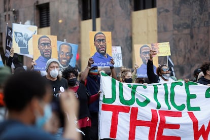 Protesta por el asesinato de George Floyd, este lunes en Minneapolis.