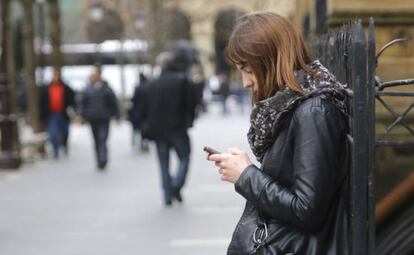 Una adolescente consulta su smartphone en San Sebastián