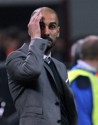 Guardiola se lleva la mano a la cabeza durante el partido ante el Inter.