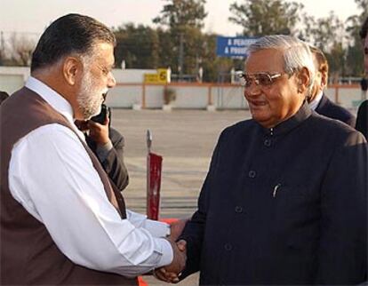 Los primeros ministros de India y Pakistán se saludan en el aeropuerto de Islamabad.