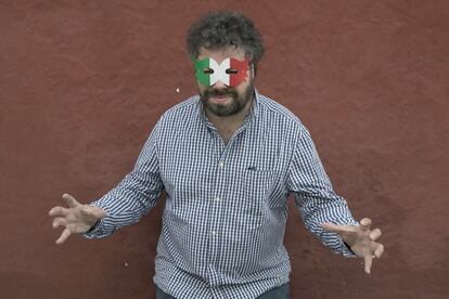 El periodista y escritor español Sergio del Molino usando una máscara con los colores de la bandera de México.