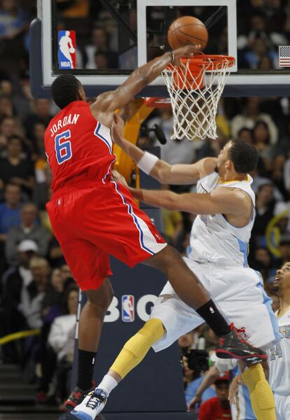 JaVale McGee, a la derecha, comete falta sobre DeAndre Jordan.