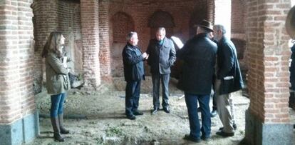 Carmona durante su visita a las grutas renacentistas de la Casa de Campo.