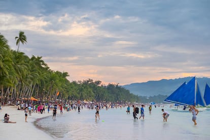 La basura inunda el paraíso de las lunas de miel.

La isla de Boracay, en Filipinas, se cerró el pasado mes de abril al turismo. El presidente Rodrigo Duterte, que calificó las aguas como "una cloaca", ordenó el cierre de este destino vacacional para construir una planta de tratamiento de aguas servidas, debido a que los hoteles y la comunidad que vive allí habrían contaminado indiscriminadamente el mar, según las denuncias institucionales. El cierre está previsto hasta el mes de septiembre.