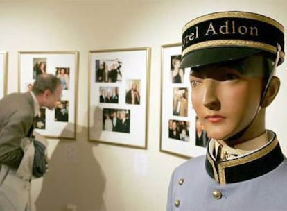 Un hombre observa unas fotografías en su visita a la exposición sobre el hotel Adlon de Berlín en ese establecimiento