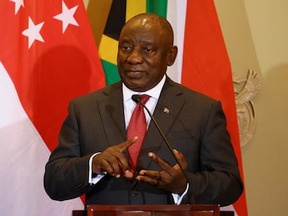 El presidente sudafricano Cyril Ramaphosa durante la rueda de prensa ofrecida este martes en Ciudad del Cabo, donde anunció una misión de paz para la guerra en Ucrania.