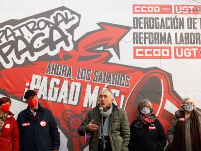 El secretario general de UGT, Pepe Álvarez, durante la concentración de los sindicatos de este jueves.