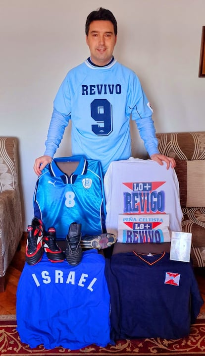 Carlos Sánchez posa con algunas de las camisetas que le regaló el exfutbolista israelí del RC Celta, Haim Revivo.