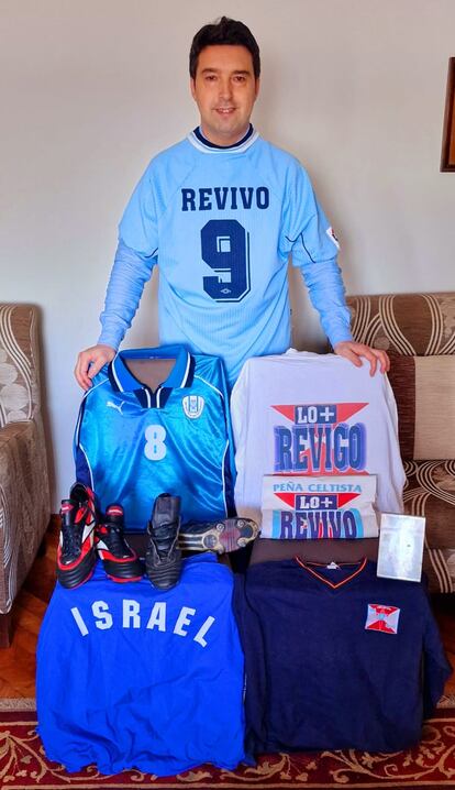 Carlos Sánchez posa con algunas de las camisetas que le regaló el exfutbolista israelí del RC Celta, Haim Revivo.