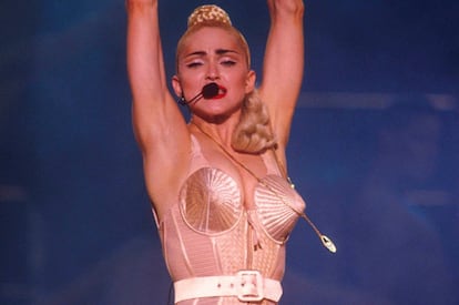 Toda moda vuelve. El sujetador cónico estilo torpedo que había triunfado en los años cuarenta en Hollywood fue recuperado por Jean Paul Gaultier, quien tras utilizarlo varias veces en colecciones de los ochenta se lo propuso a Madonna para su <em>Blond Ambition Tour</em> de 1990. El Papa llegó a pedir que sus fieles no asistieran a estos conciertos debido a su provocación máxima.</br> Jean Paul Gaultier contó cómo surgió la idea: "Cuando era niño, mi abuela me llevó a una exposición en la que exhibían un corsé. Me encantó el color piel, el satén salmón y el encaje. Mi abuela explicó que un corsé estaba hecho para ayudar a estar erguido. Me pareció una solución muy bella. El sujetador cónico dorado fue sólo una extensión de esa idea”. El diseñador recuerda que cuando vio actuar a Madonna por primera vez creyó que era británica, pues le pareció imposible que una americana vistiera de una manera tan atrevida.</br> El transgresor vestuario de esta gira ya ha pasado a formar parte de la historia de la moda, no solo por el sostén cónico, sino porque la cantante introdujo la visión de la ropa interior como prenda de exterior, algo que a día de hoy continúa siendo tendencia.