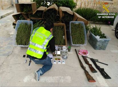 Marihuana y armas intervenidas por la Guardia Civil.