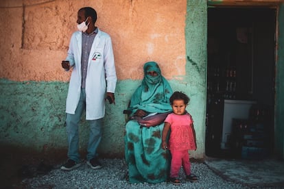 Ali Mohamed Ali, verá este día a ocho pacientes que han estado esperando meses para averiguar por qué sus hijos experimentan problemas digestivos. Los estudios sobre la alta incidencia de la celiaquía en los campamentos saharauis apuntan a la herencia genética y una dieta muy pobre como posibles causas. “En el 70% de los casos, uno de los padres es celiaco”, confirma Mohamed Ali.