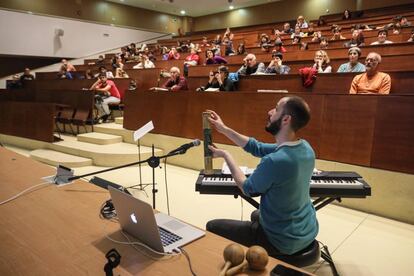 Conferencia sobre la música en la Física en la Facultad de Física de la UCM. En la imagen, el pianista Pablo Gutierrez.