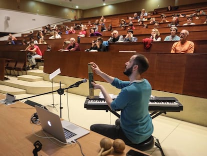 Conferencia sobre la música en la Física en la Facultad de Física de la UCM. En la imagen, el pianista Pablo Gutierrez.