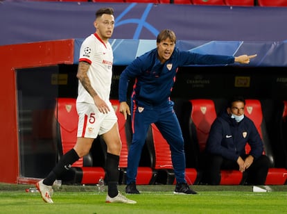 Julen Lopetegui dirige, vestido de chándal, un partido del Sevilla.