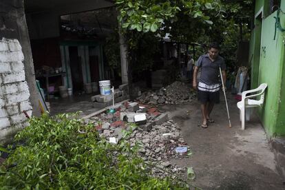 Juan Carlos Oceguera y su esposa quedaron atrapados por unos minutos, después del sismo, cuando les cayó encima una barda de su casa. Su esposa está en la capital y ha sido operada de la rodilla, el fémur y la cadera.