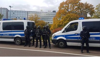 Carro de polícia em local onde ataque a tiros deixou dois mortos na cidade alemã de Halle