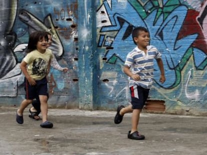 Unos niños juegan en el barrio Pablo Escobar, en Medellín.