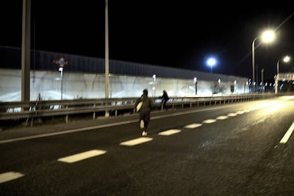 Los grafiteros salen a la calle y cruzan la autovía M-11 de Madrid. 