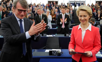 David Sassoli aplaude a Ursula von der Leyen, este miércoles en el Parlamento Europeo.