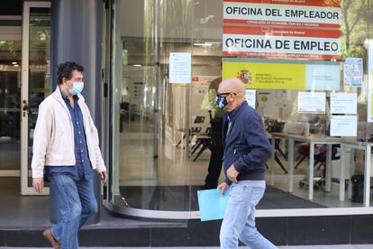 Un hombre con mascarilla pasa por una oficina de empleo de Madrid (España), el pasado 2 de septiembre de 2020.