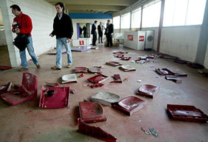 Destrozos ocasionados en el estadio de San Lázaro durante el Compostela-Deportivo del martes.