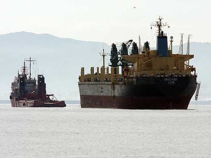 El buque 'Tawe' abandona Algeciras rumbo al desguace