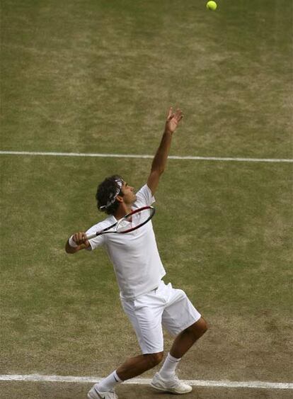 Federer aprovecha su saque