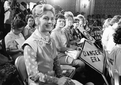 Phyllis Schlafly durante protesto em 1972 contra a emenda constitucional. 