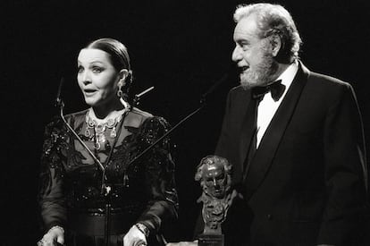 Los actores Sara Montiel y Fernando Rey presentan el Goya a la mejor película extranjera de habla hispana, que recayó en el director peruano Francisco José Lombardi por "Caídos del cielo", en 1991.